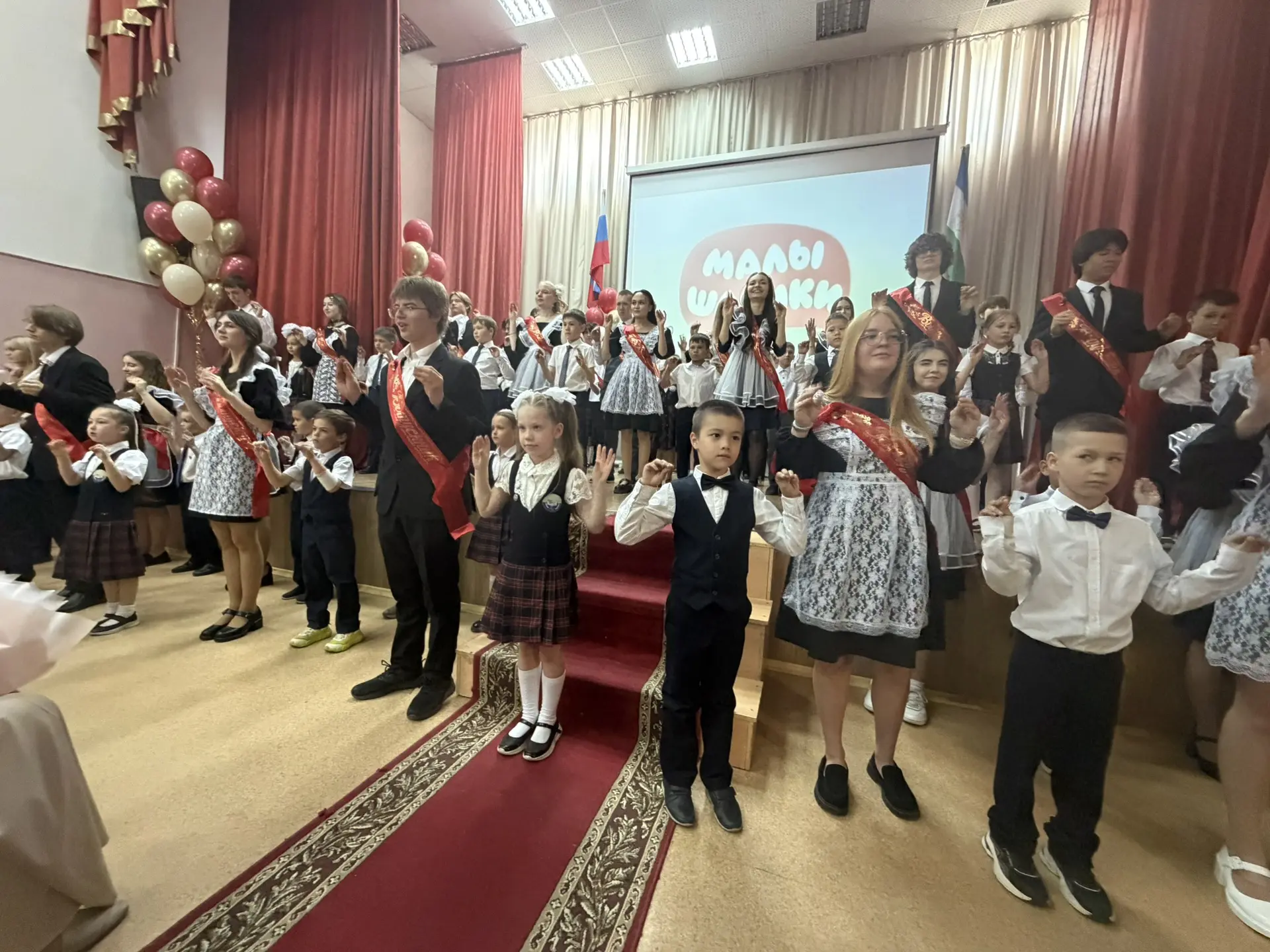 Вот и прозвенел последний звонок для 11-х классов! 🎓🕊  Сегодня в стенах нашей школы прошла трогатель