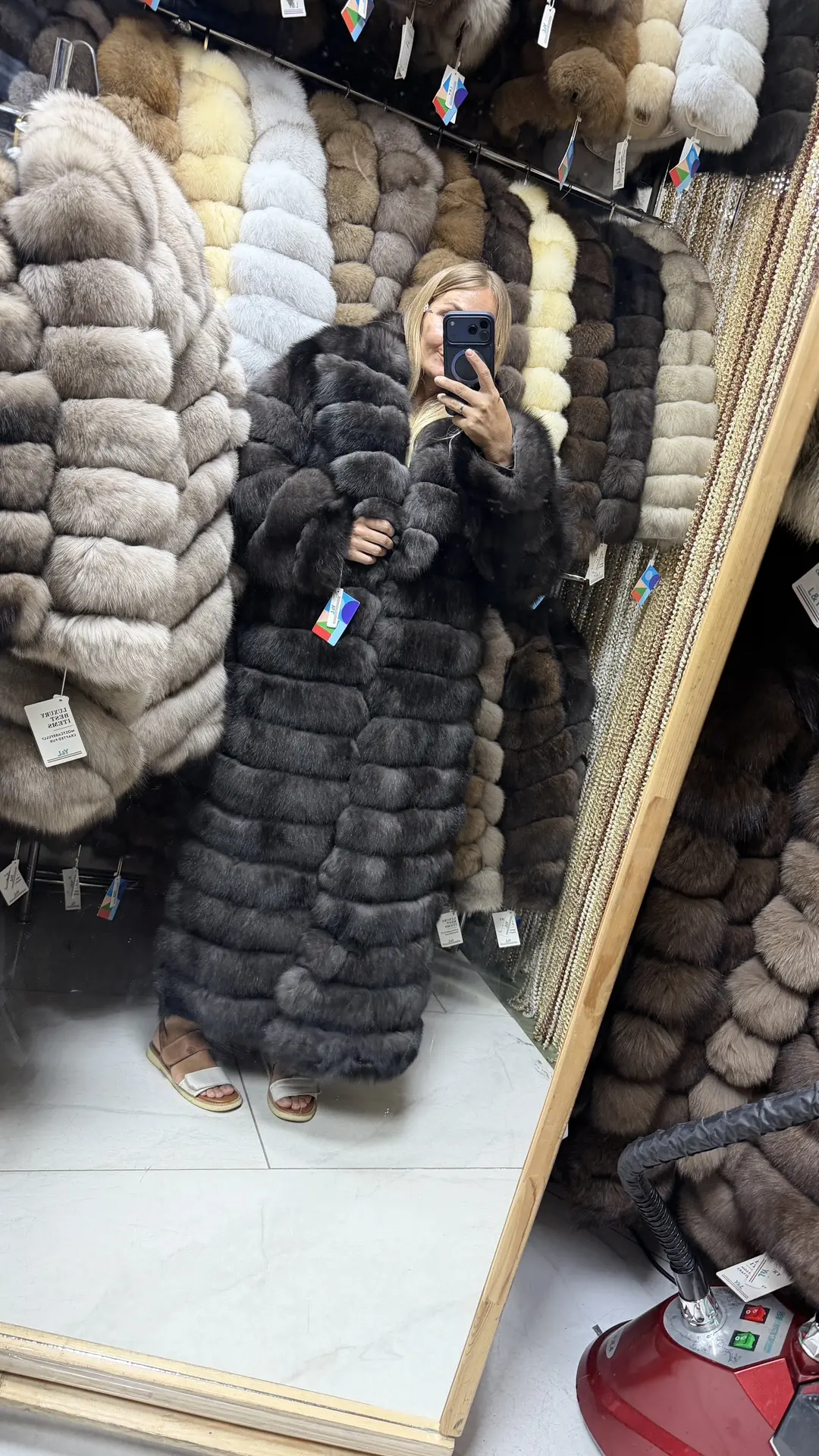 Шубки по антикризисным ценам 😱

49990р все эти шубы из песца 
Длина 130 см 
Воротник шаль/английски