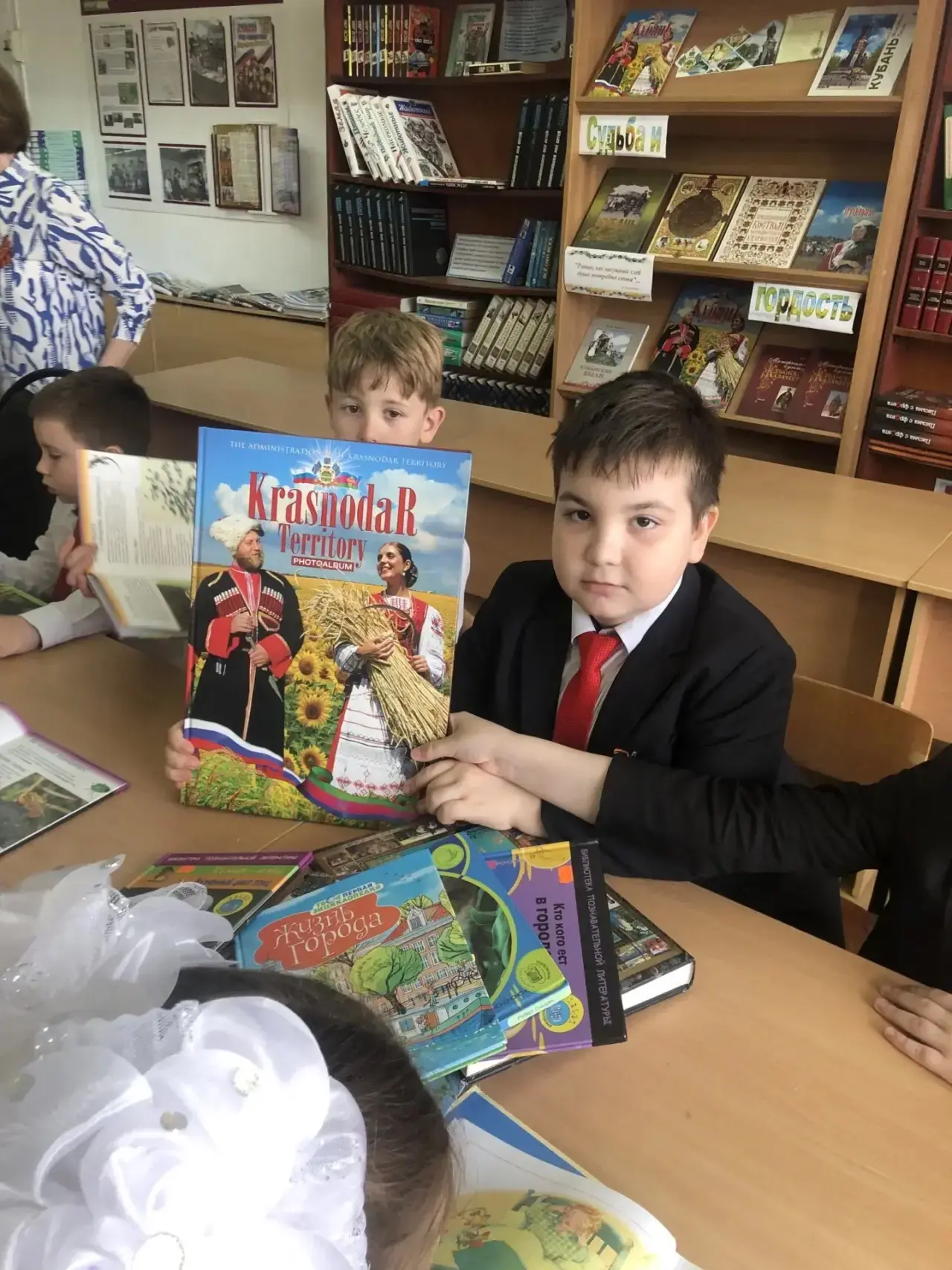 Волшебство в нашей библиотеке:  2 «Д» против скуки! ✨📚  Урок прошёл в нашей уютной библиотеке гимназ