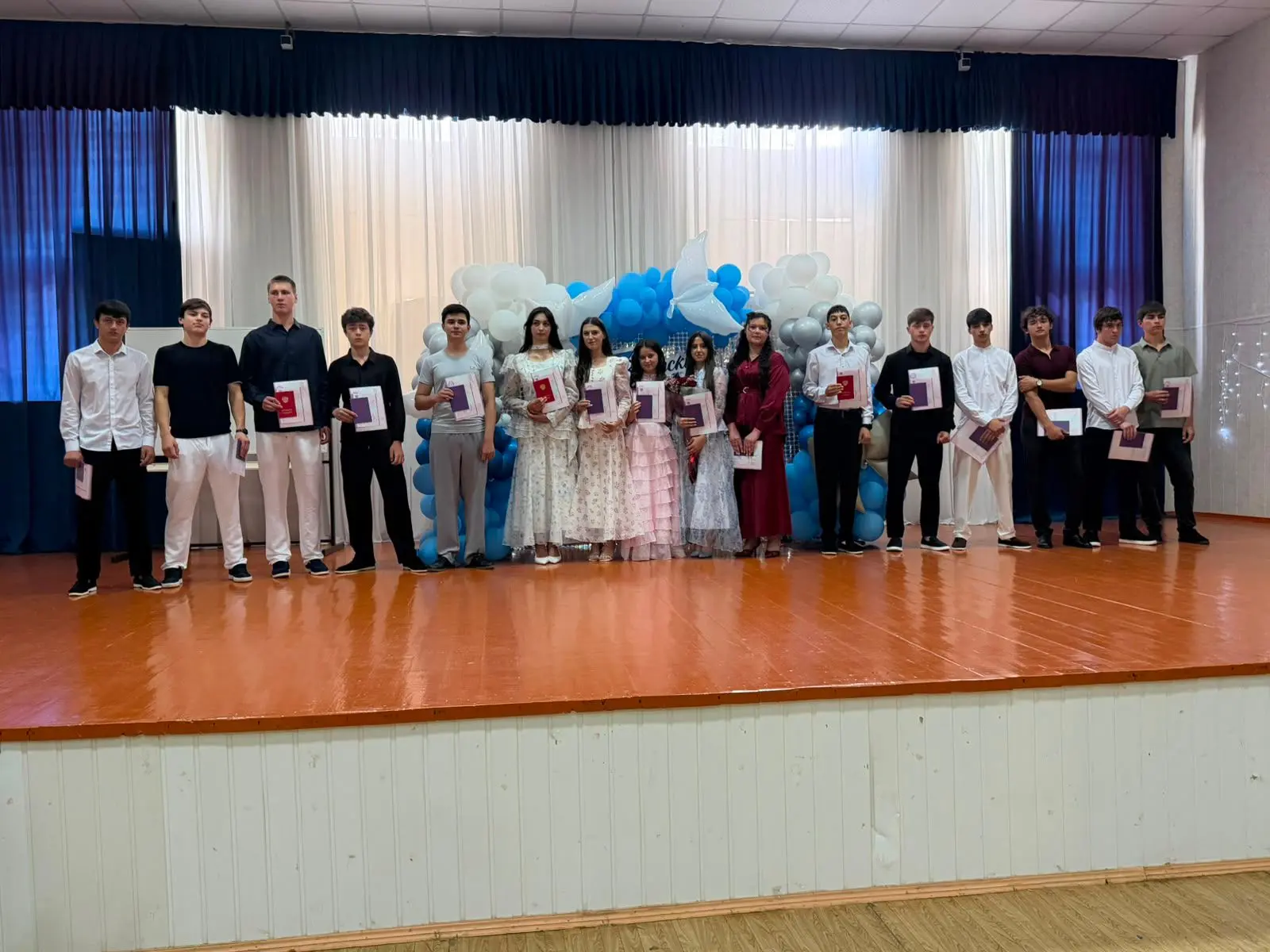 🎓 ВЫПУСКНИКИ-2026: ДЕВЯТИКЛАССНИКИ ПОЛУЧИЛИ СВОИ ПЕРВЫЕ АТТЕСТАТЫ!В нашей школе состоялось долгожда
