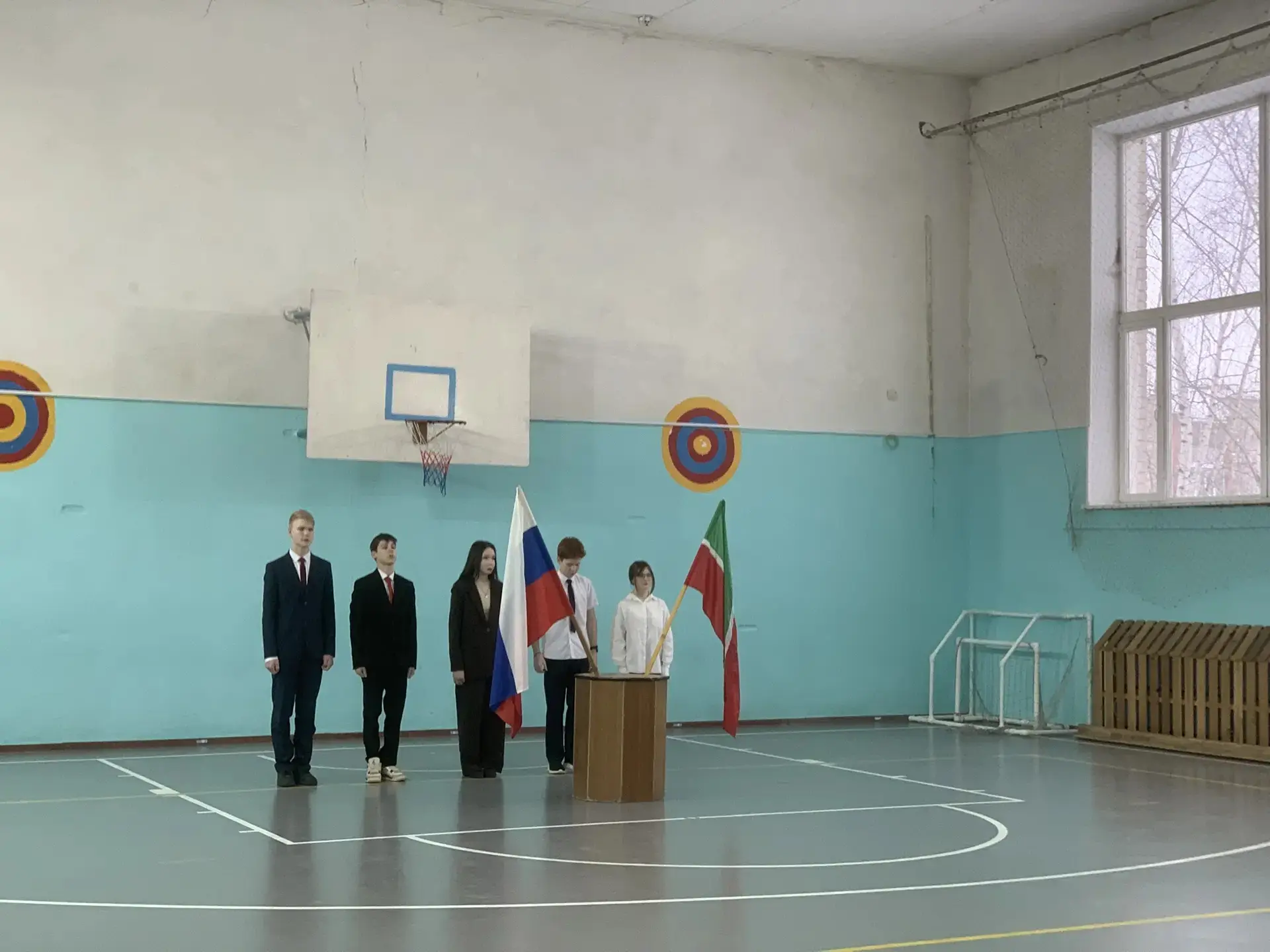 Новая учебная неделя в нашей школе традиционно началась с церемонии поднятия государственных флагов 