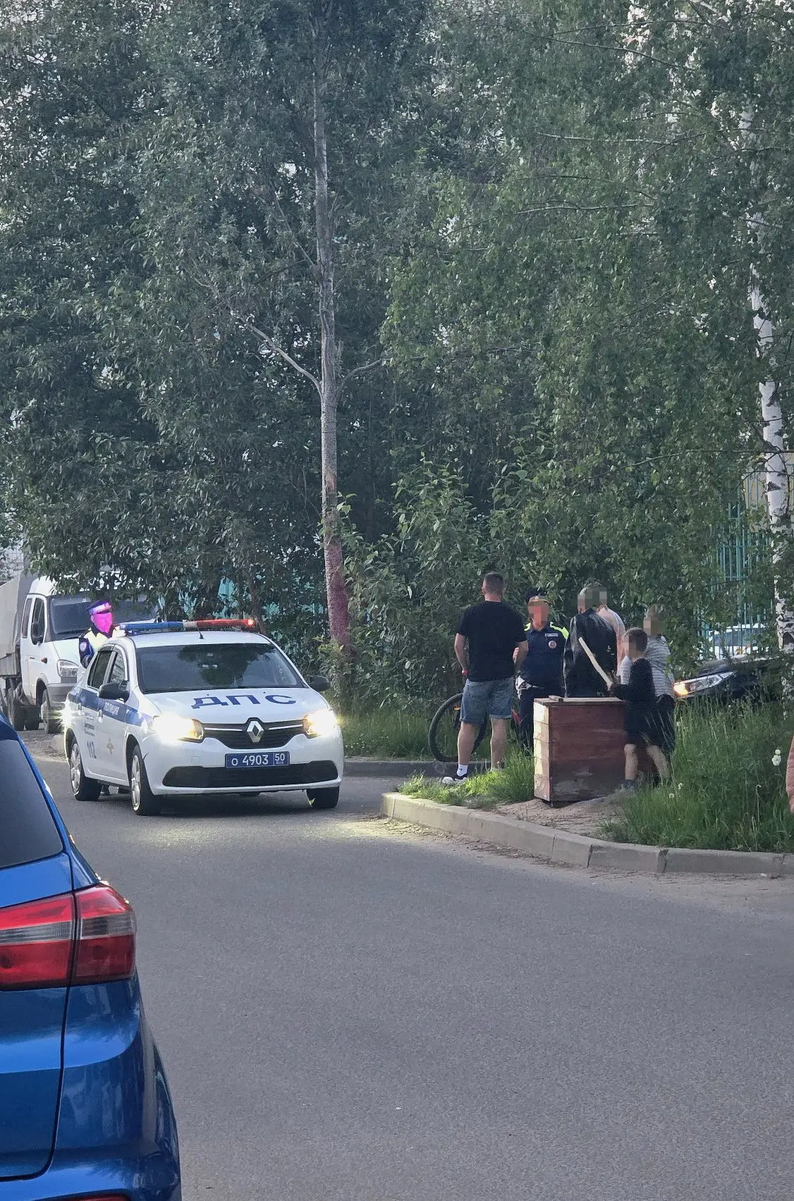 Пьяный иностранец врезался на своём велосипеде в машину, которая остановилась, чтобы выехать со двор