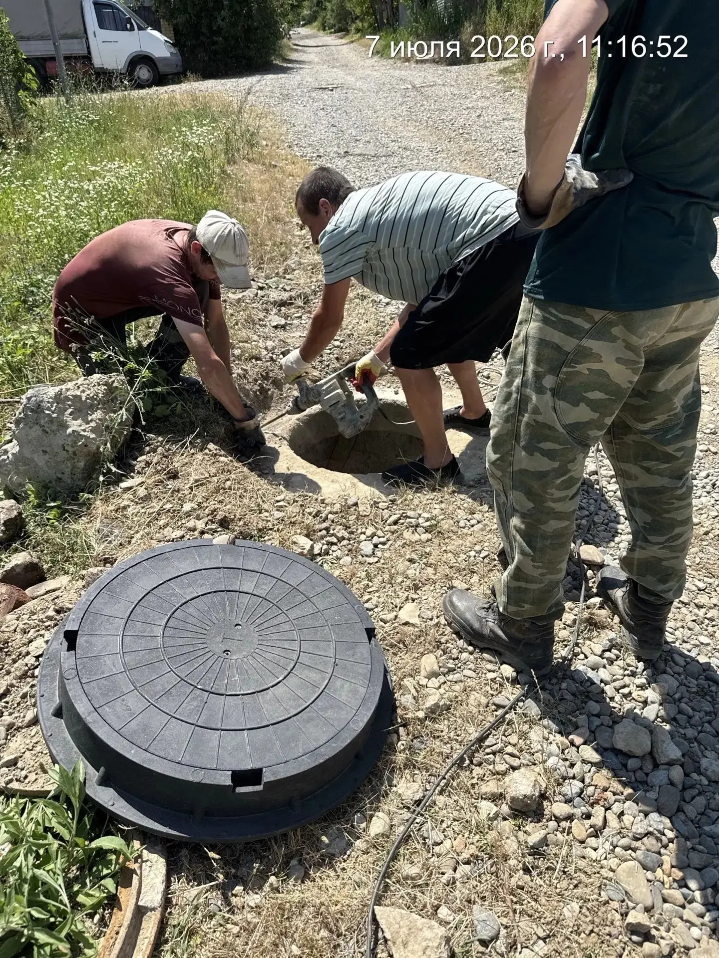 По ул. Радищева был проломлен люк, установили новый