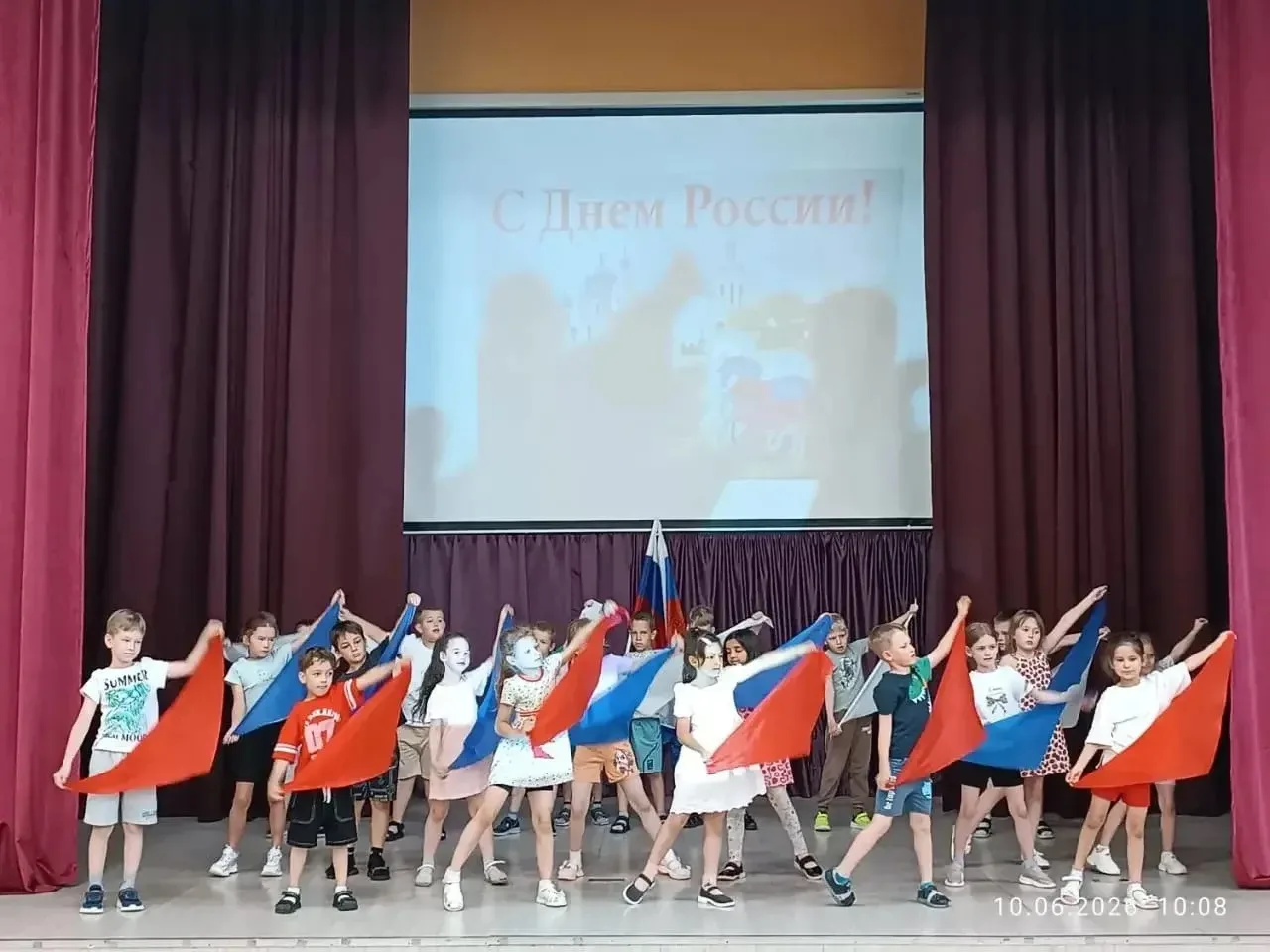 🇷🇺В честь государственного праздника - Дня России - в палисадике состоялось торжественное и познав