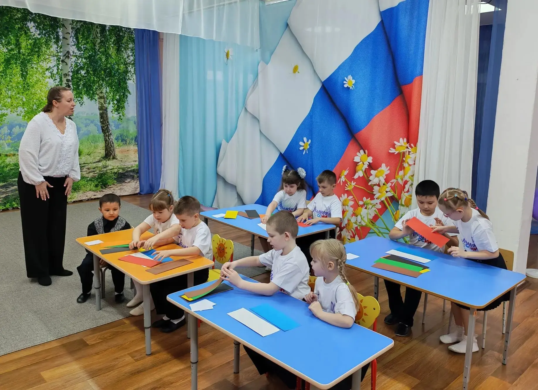 В старшей группе прошло открытое занятие по патриотическому воспитанию. Воспитанники в ...