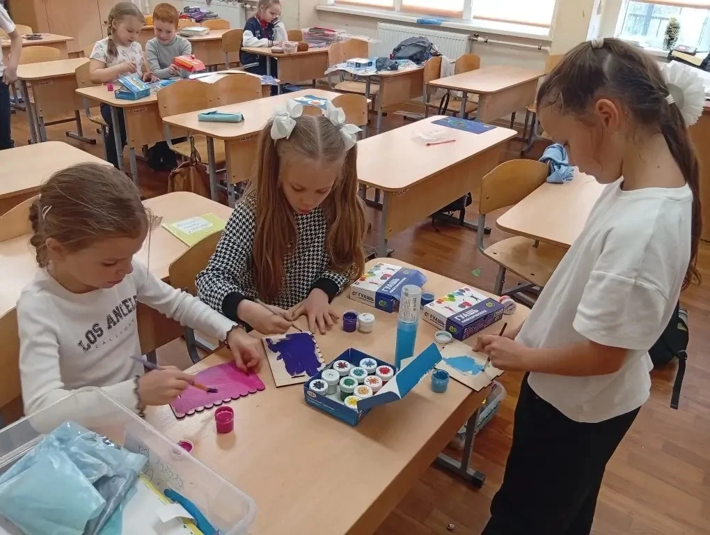 ПРИВЕТ ОТ ЭКОЛЯТ✌🏼  Ученики 1 «Б» класса, совместно с воспитателем группы продленного дня, Нооль Евг