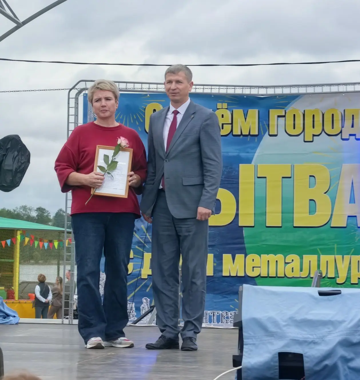 Директор школы Ольга Степановна Кургульская награждена благодарственным письмом "Единой России". Наг