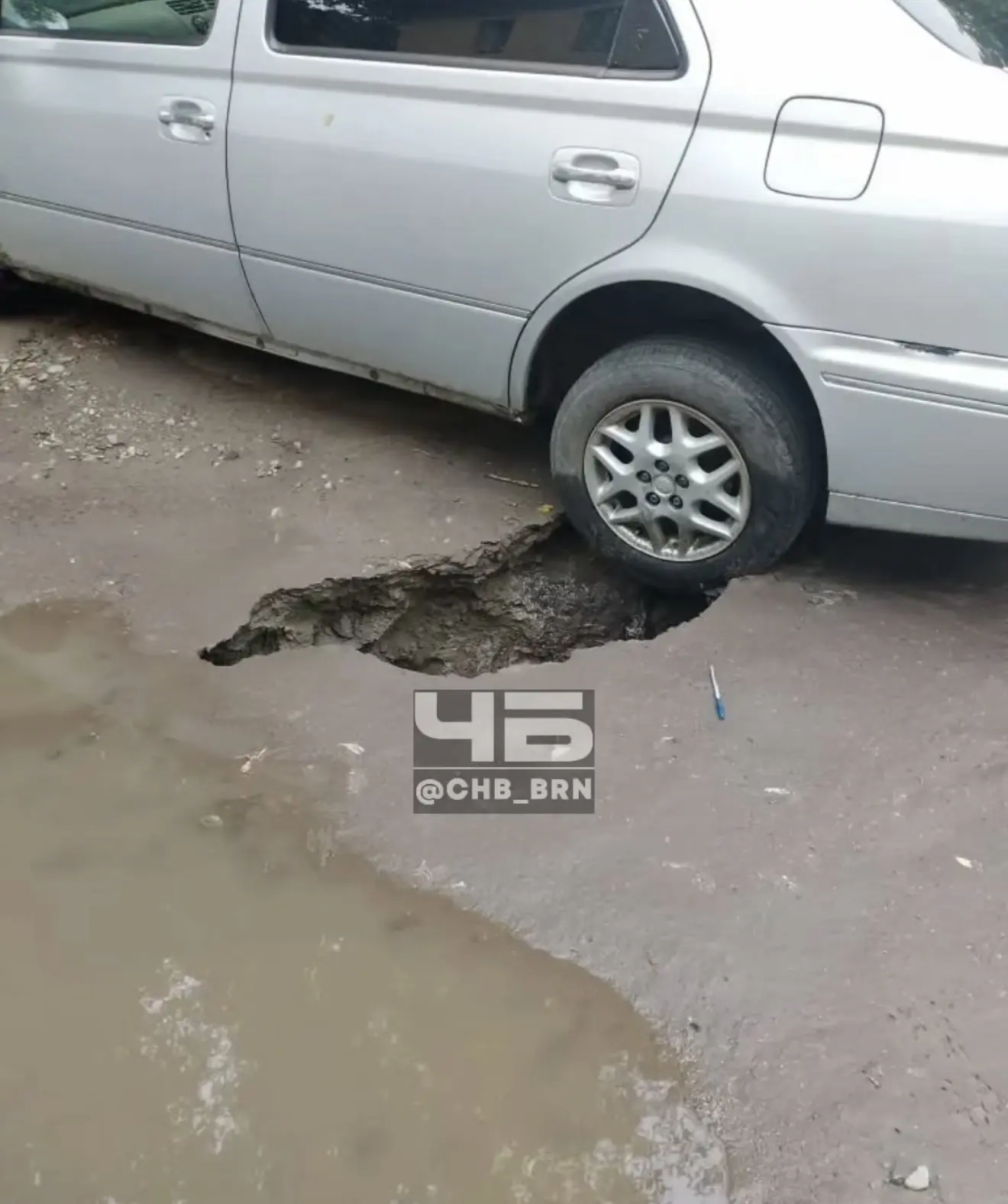 Дороги во дворах Барнаула местами в ужасном состоянии. Ямы, колеи — ни проехать, ни пройти. Ждём рем