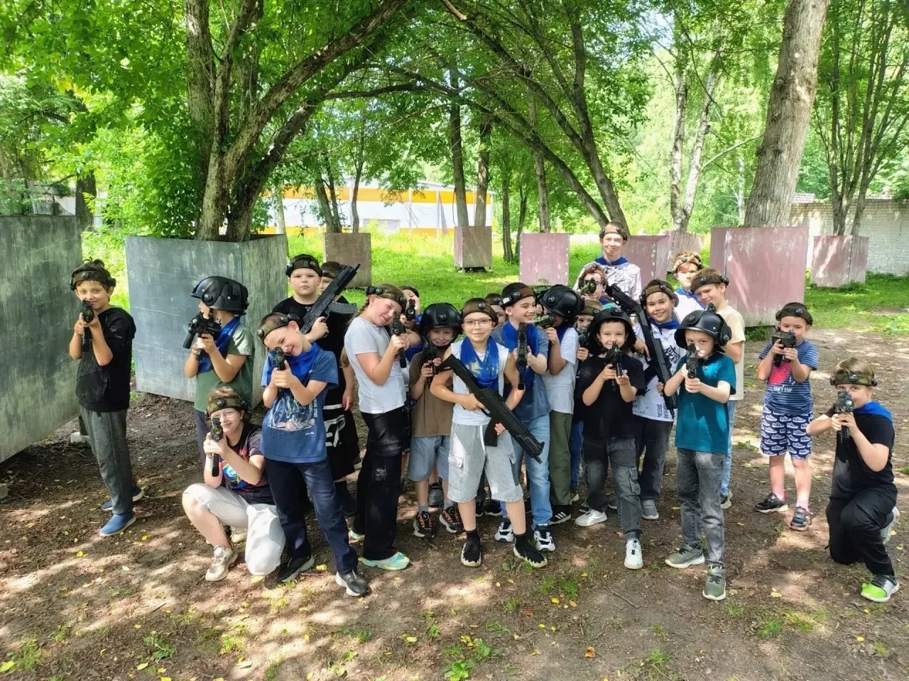 ☝️В понедельник отряд «ферзи» закрыли гештальт и выпали из реальности на пару часов в лазертаг. 

❓И