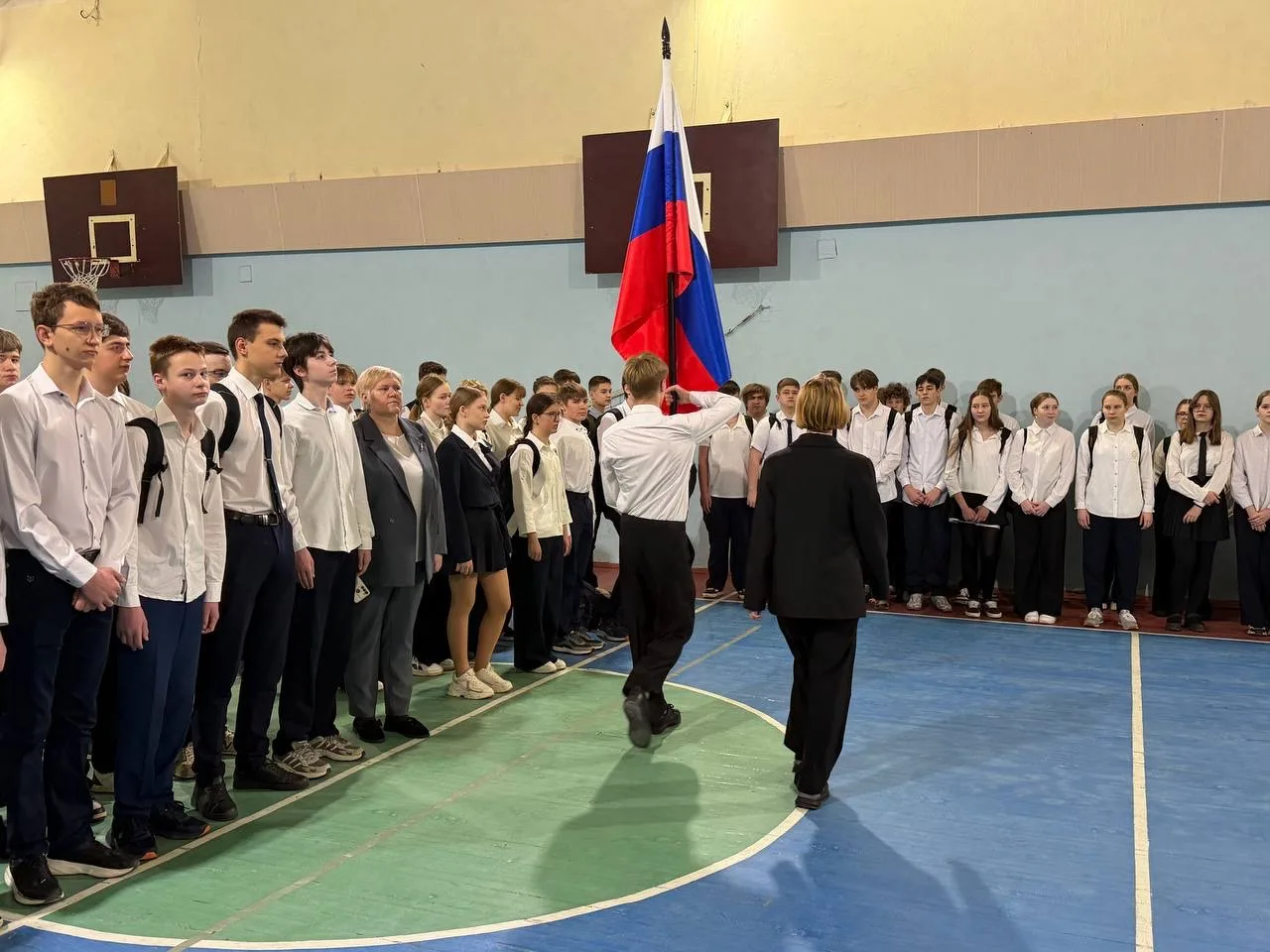Сегодня в нашей школе прошла общешкольная линейка 🇷🇺✨  Поднятие государственного флага Российской Фе