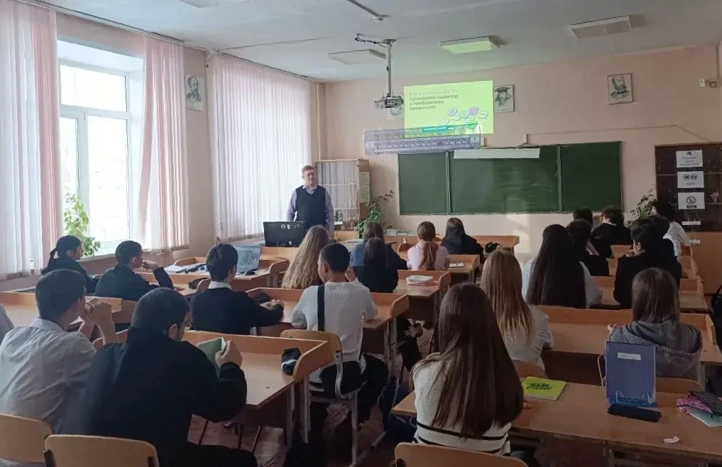 👨‍💻«ПРОФОРИЕНТАЦИЯ В МИРЕ IT»👨‍💻  🗒️6 февраля на уроке экономики в 7в классе прошло профориентационн