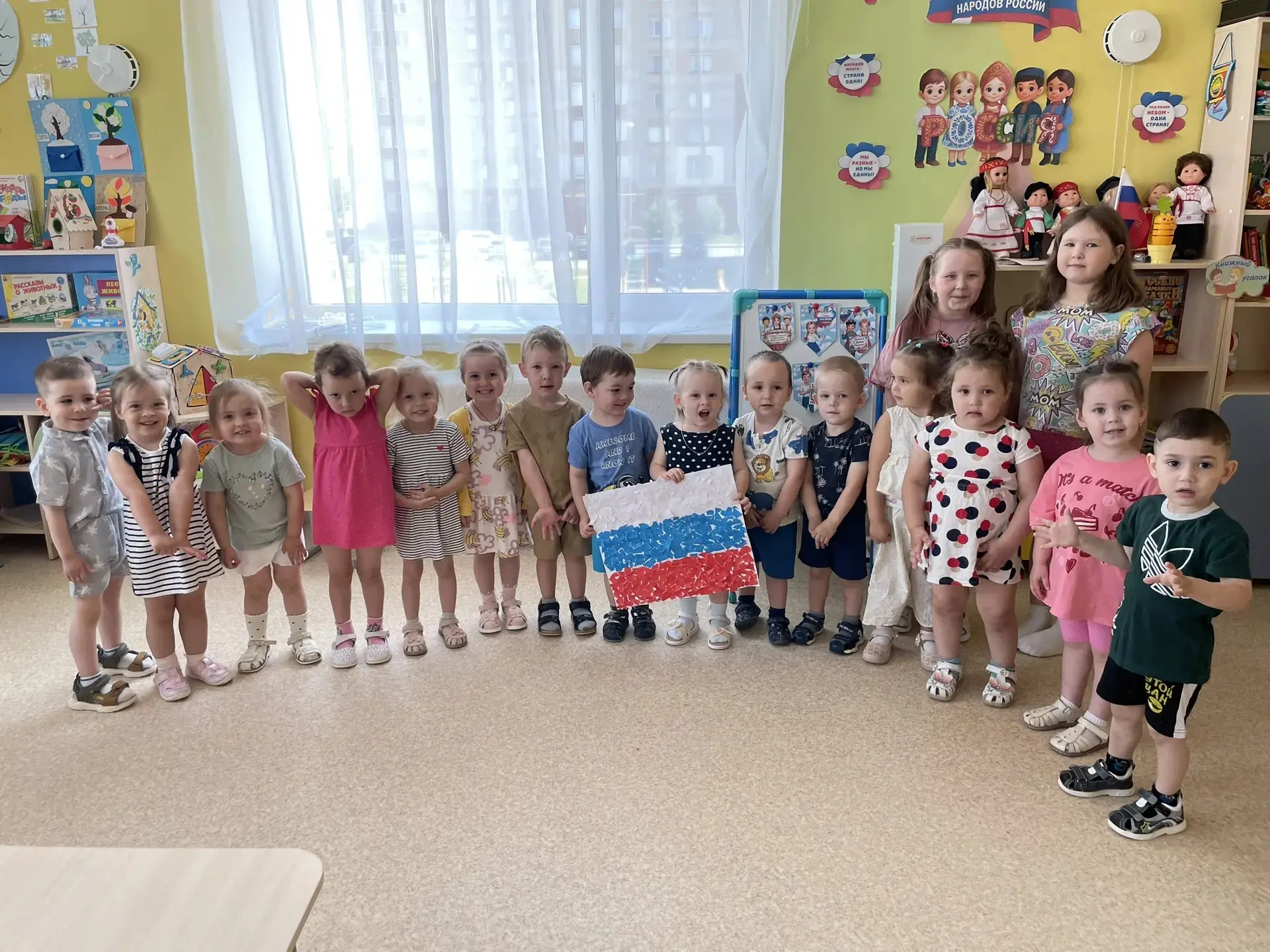 🎉 С Днём России! 🇷🇺

Ребята из 12 группы подготовили особенный подарок ко Дню России — сделали фл