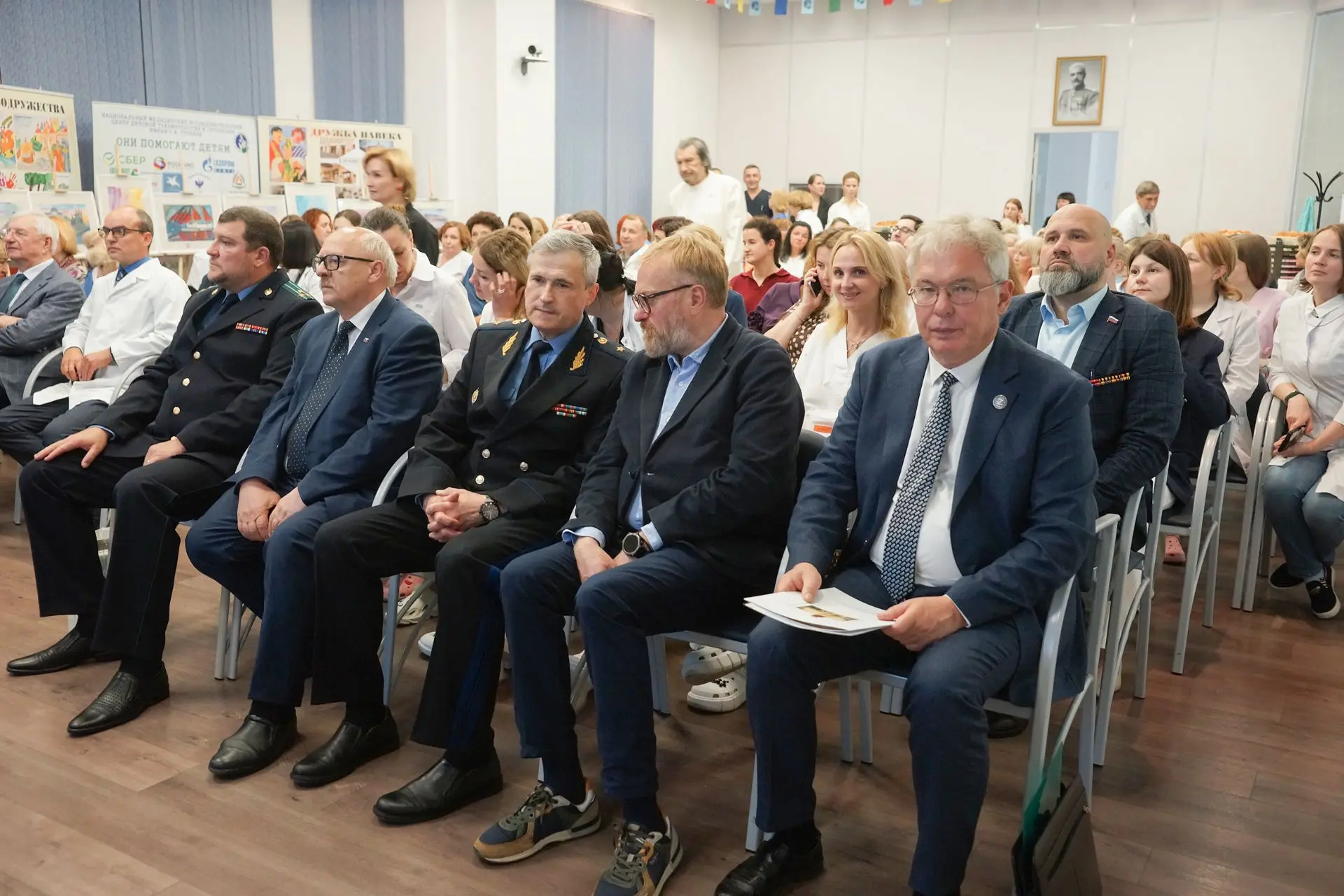 В НМИЦ имени Г. И. Турнера отметили День медицинского работника 🎉

18 июня 2026 года в НМИЦ детской
