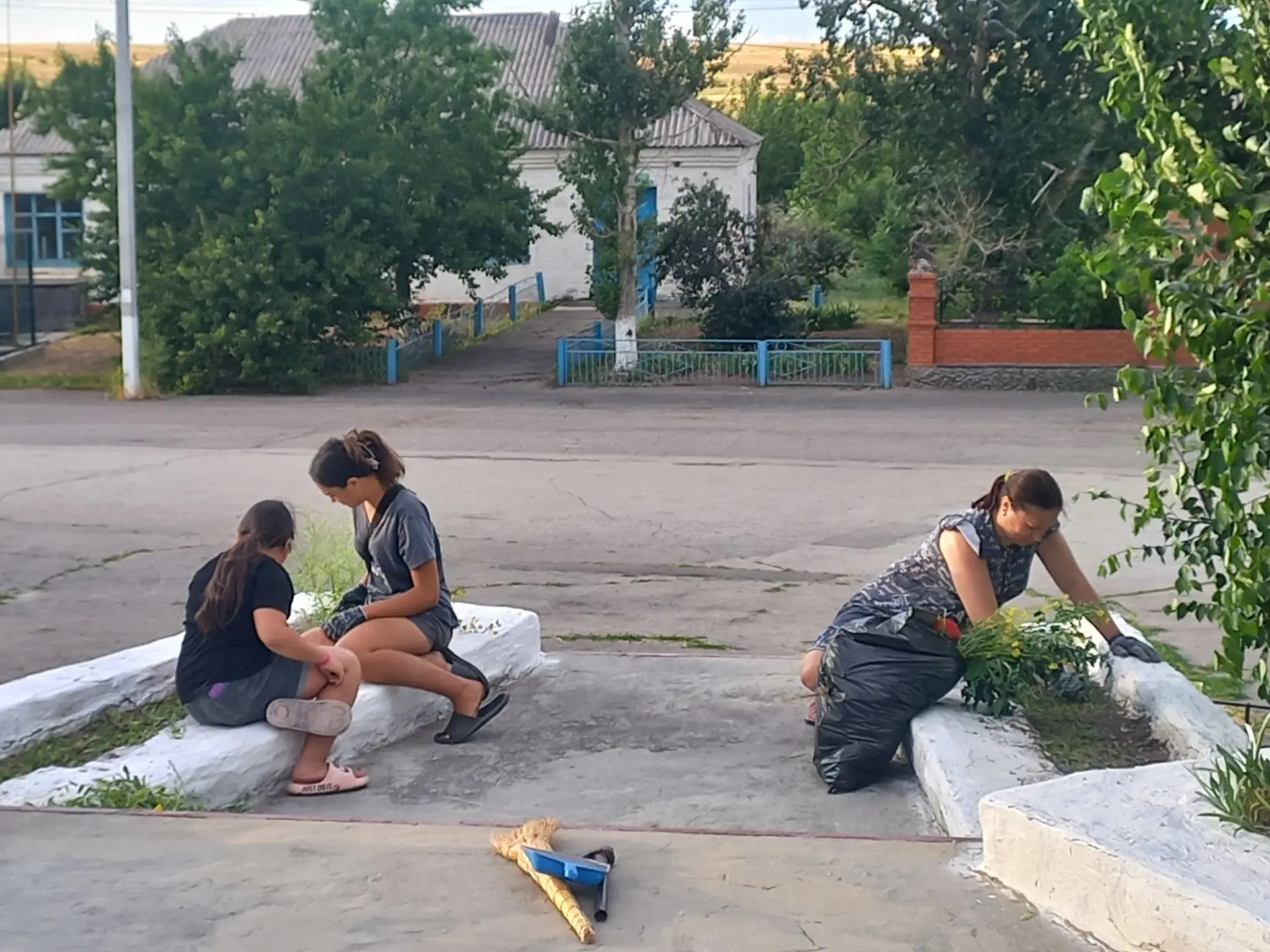 В хуторе Грушевка,  21 июня в рамках Дня Памяти и скорби, сотрудники Грушевского сельск...
