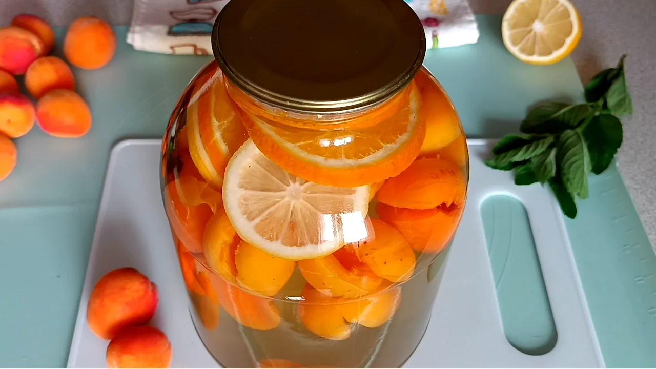🍑 Компот на зиму из абрикосов с апельсином, лимоном и мятой
Хотите заготовить на зиму ароматный и в
