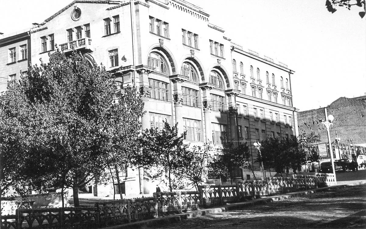 Фотография 1956–1960 годов. Бывший торговый дом М. и Ф. Дутиковых на Буденновском