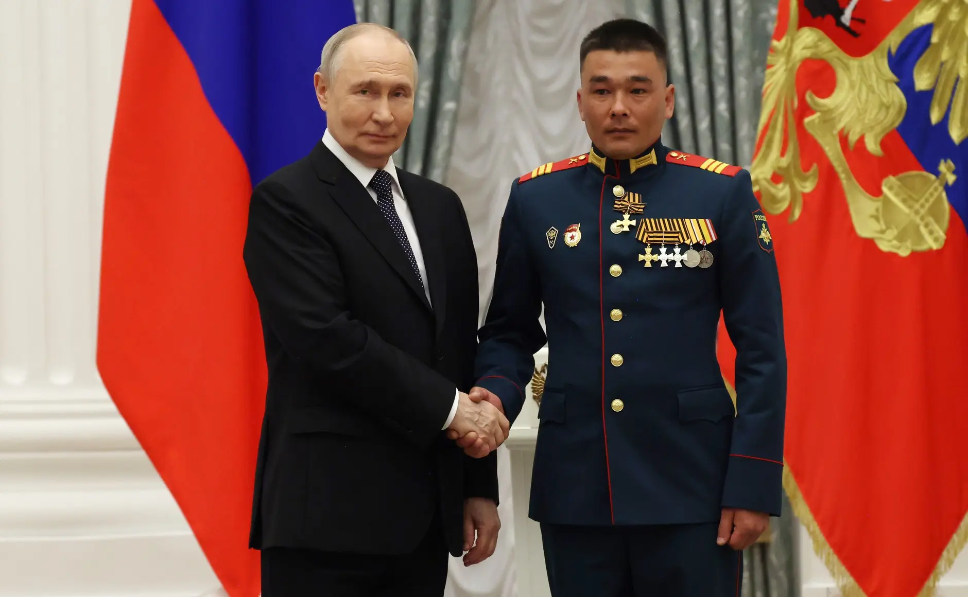 Владимир Путин, наш Президент 21 мая  наградил Георгиевским крестом I степени участников спецопераци
