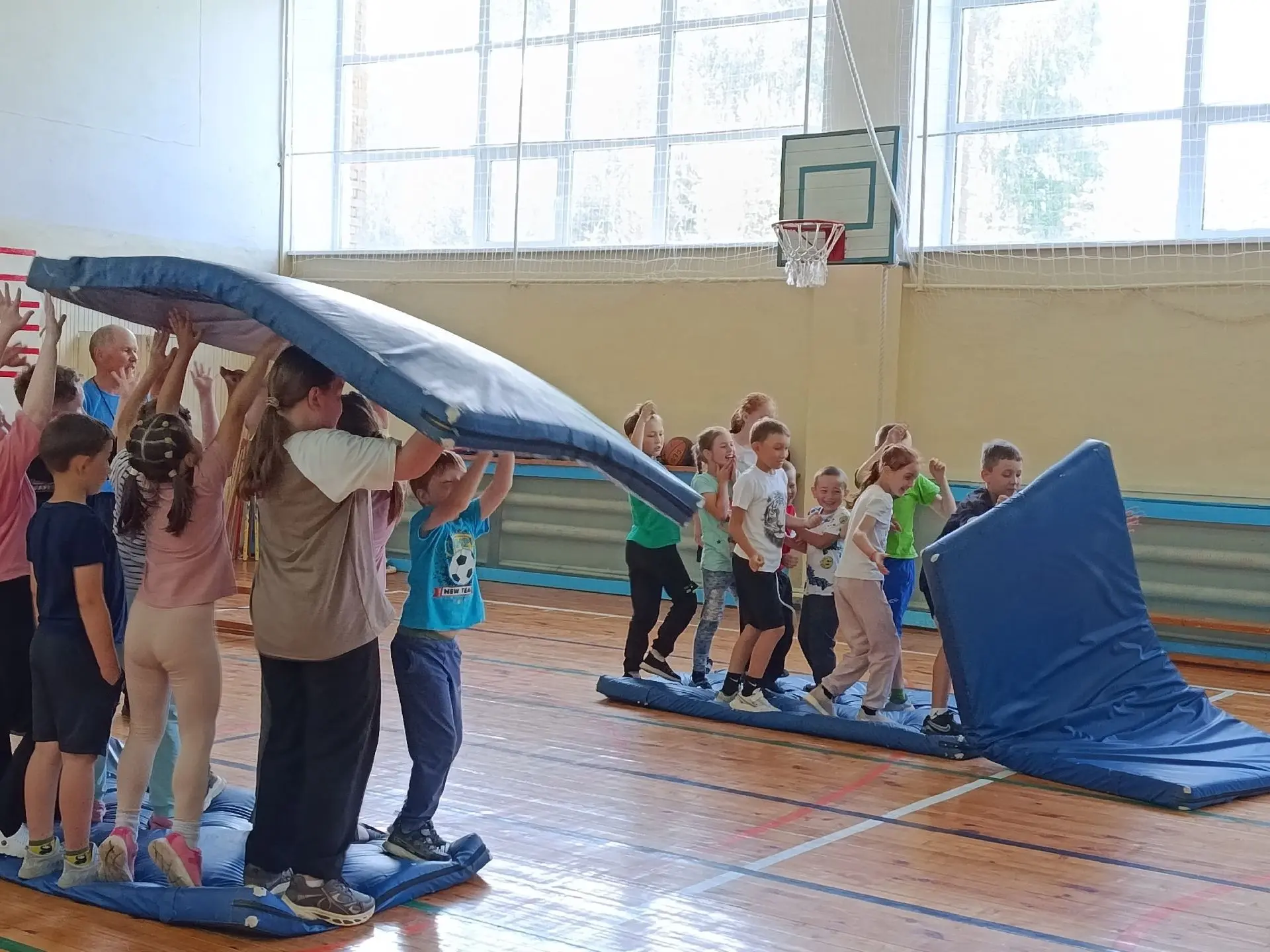 Большая командная игра «Физкульт-УРА» в пришкольном лагере 🏃‍♂️💪

Сегодня в нашем лагере было шумн