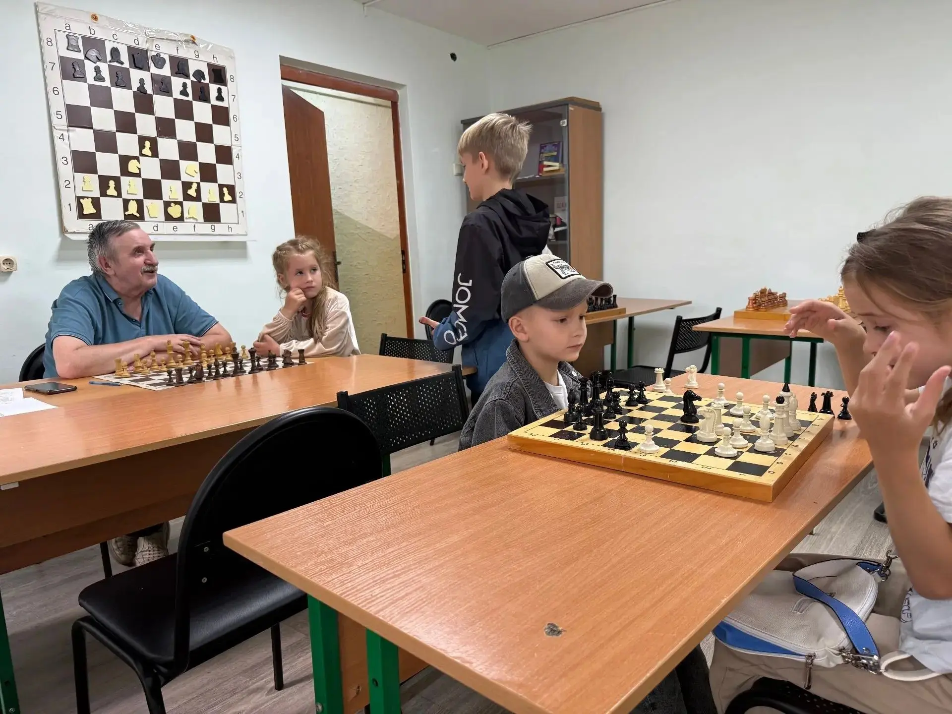♟️ В КАЛИНИНЦЕ ВОЗОБНОВИЛИСЬ ТРЕНИРОВКИ ПО ШАХМАТАМ!