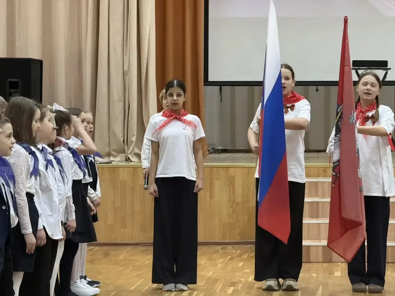 🌟 Торжественное начало дня!  Сегодняшний учебный день в нашей школе начался с особой церемонии — тор