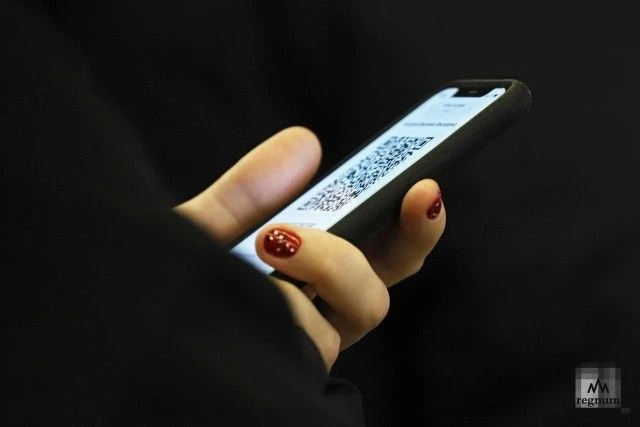 Эксперт предупредил о фишинговых QR-кодах на остановках и самокатах