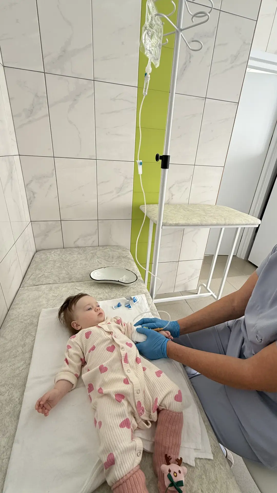 А это наши будни. Антибиотики капельница😳. Пока ей делают, она болтает😹