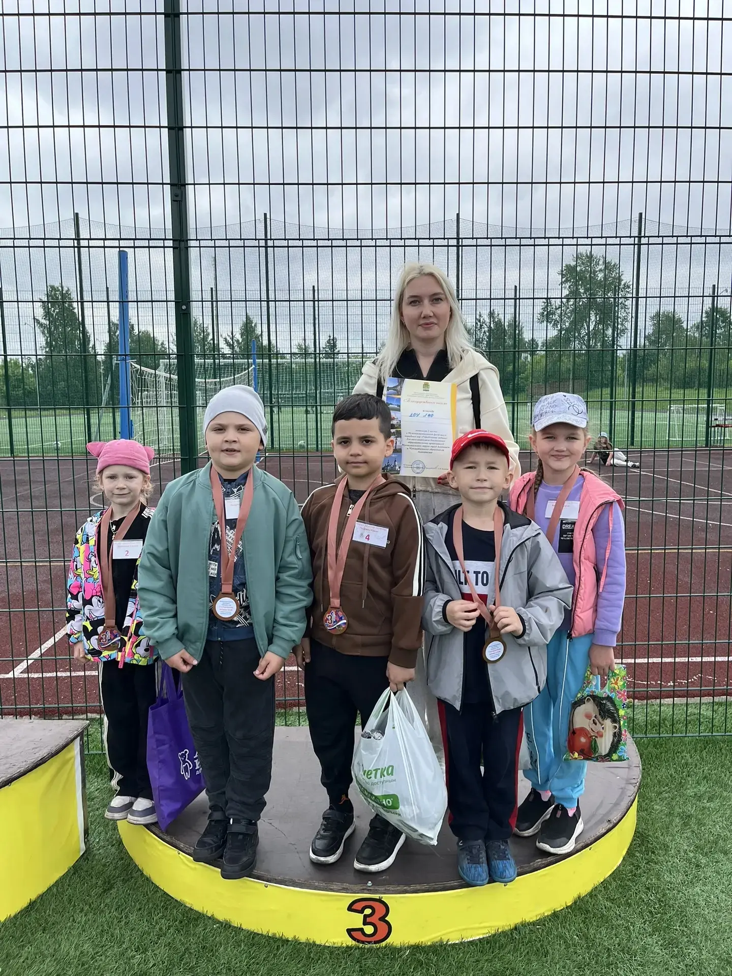 "УРА! МЫ НА ПЬЕДЕСТАЛЕ! 
НАШИ РЕБЯТА - БРОНЗОВЫЕ ПРИЗЁРЫ! 🥉🏆

🏅Команда подготовительной группы (р