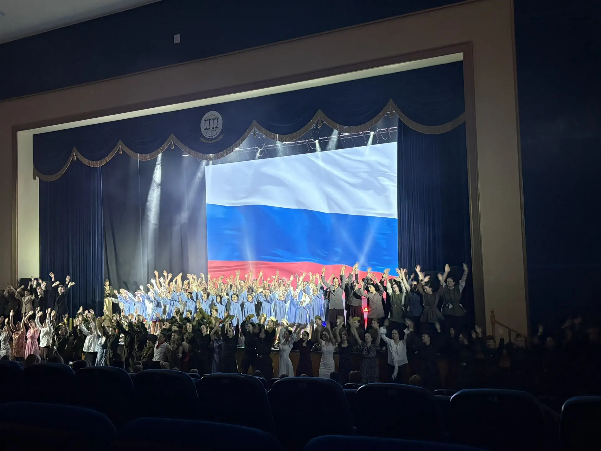 Сегодня ученики 8 «Б» класса посетили просветительский военно-патриотический спектакль «Иди и смотри