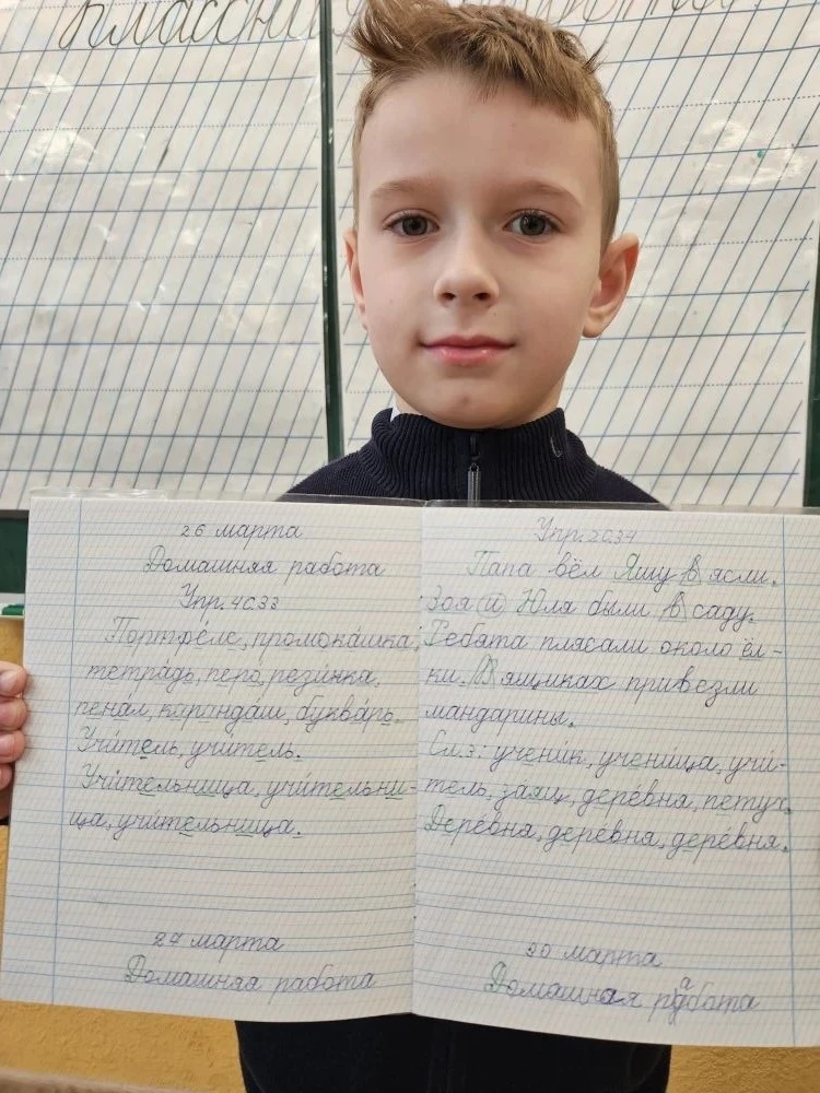 Перед каникулами в параллели первых классов прошёл конкурс на лучшую тетрадь. Ребята показали свои н