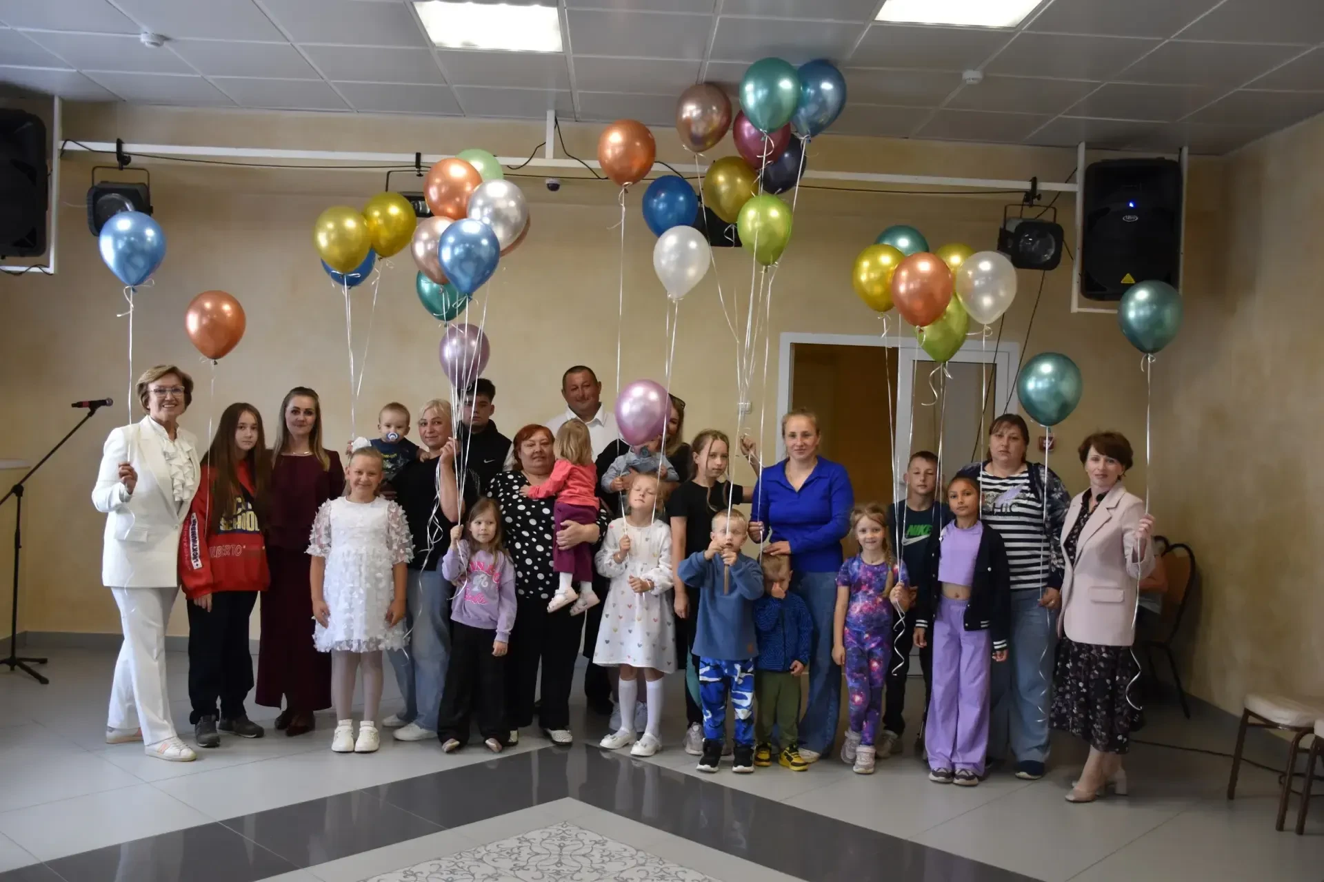 В эти дни по всей нашей области звучат самые теплые слова в адрес тех, кто растит трех и более детей