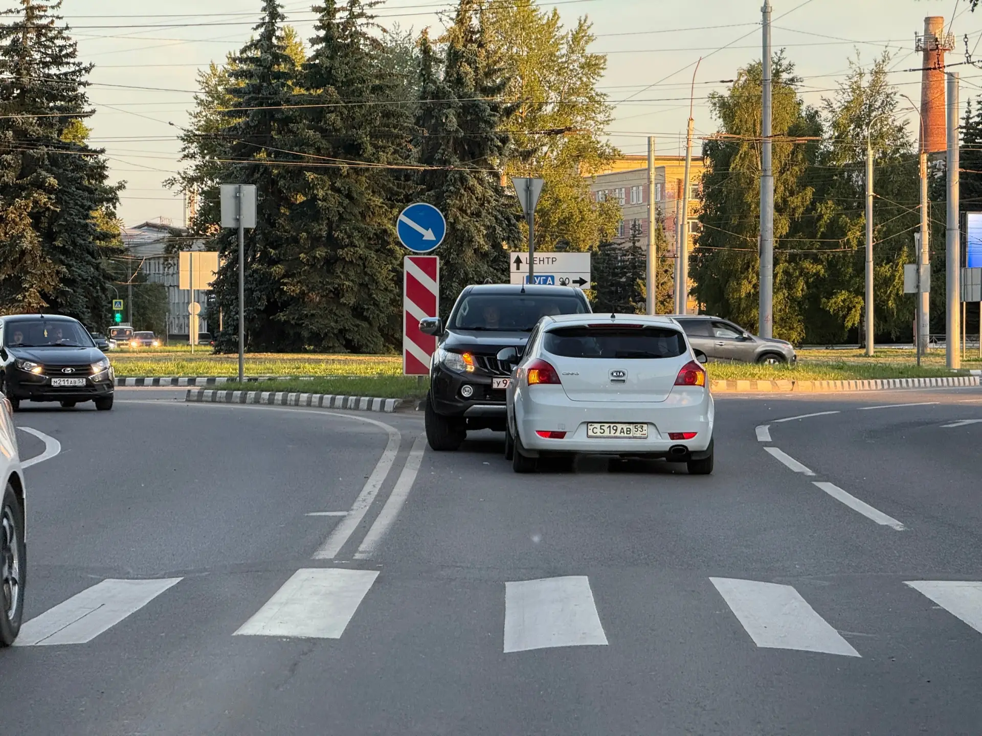 Интересное ДТП на площади строителей