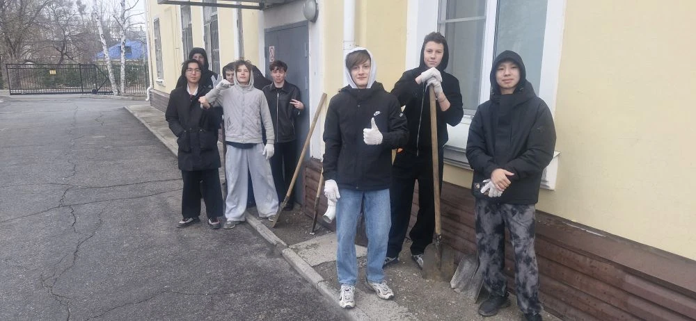 Вчера прошёл субботник с участием 9‑х классов! 🧹  Дождь не помешал ребятам навести порядок на нужных