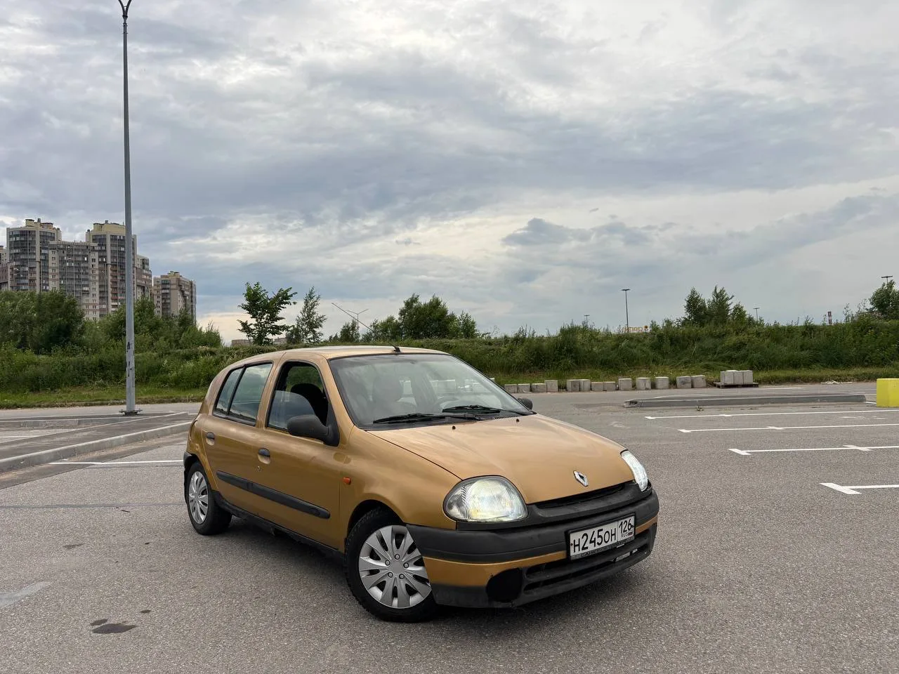 Renault Clio 
1.1 МКПП 1998 год
 
На полном ходу, фары светят, печка дует (обыкновенный автомобиль п