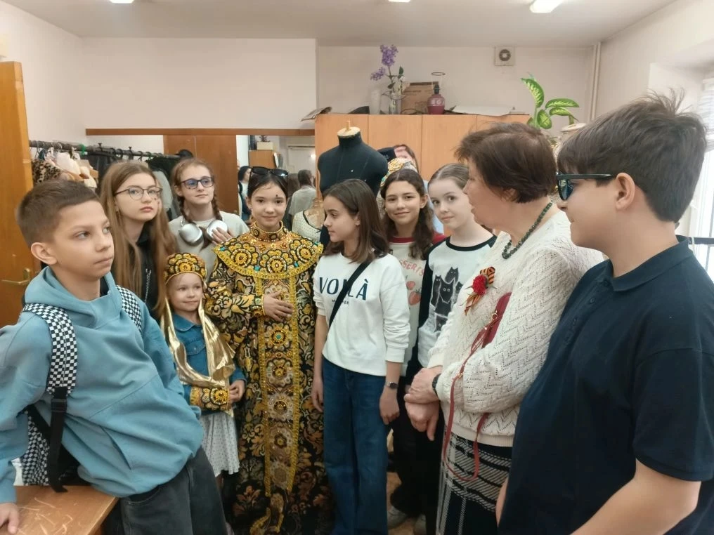 В театральной студии "Первая роль" случилась уникальная экскурсия. Младшая группа студии отправилась