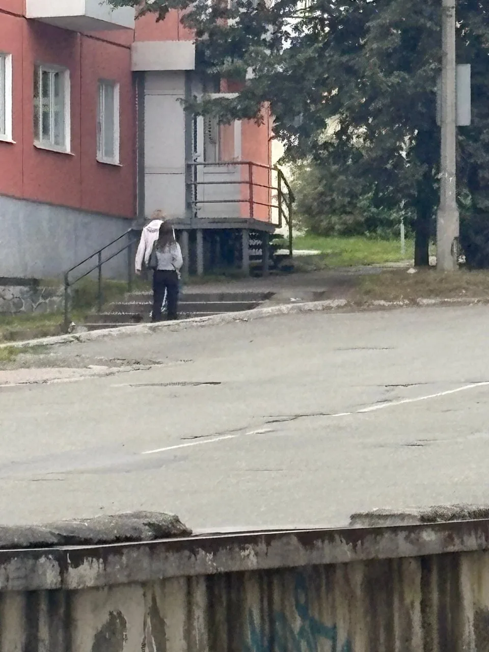 Понравилась девочка очень сильно в черных штанах, найдись пожалуйста!