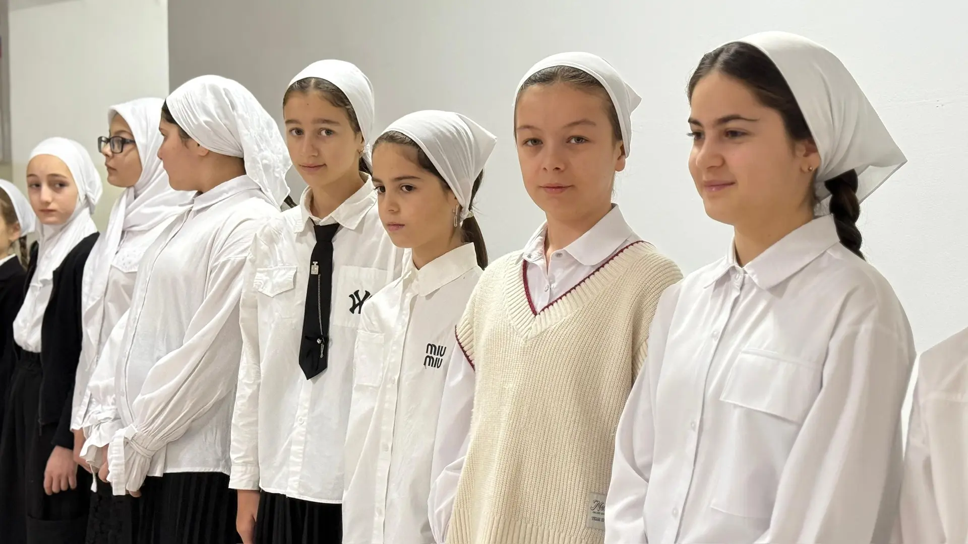 Учебная неделя в школе началась с торжественного исполнения государственных гимнов РФ и ЧР ✨