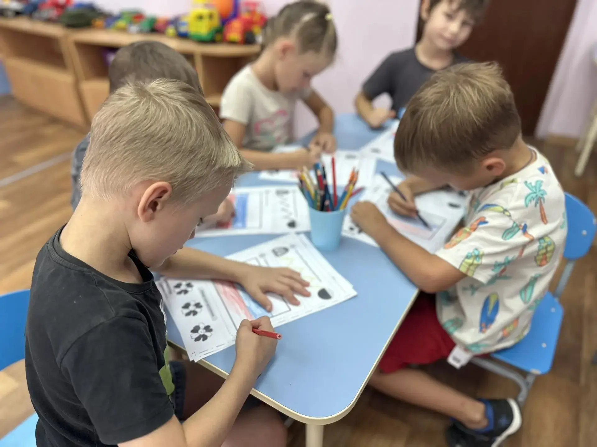 Играем, рисуем, узнаем новое: День флага в старшей группе!