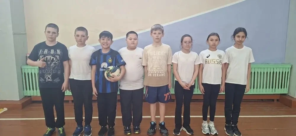 Заголовок: Космический турнир по пионерболу: полет прошел отлично! 🚀🏐  8 апреля в нашей школе кипели
