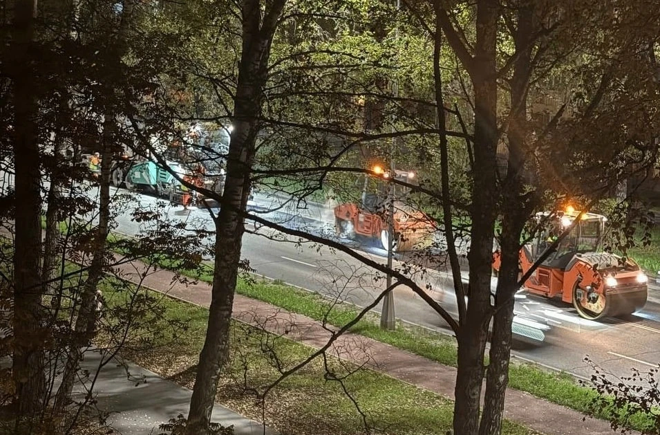 На Морском проспекте в Советском районе ночью начали снимать и заново укладывать асфаль...