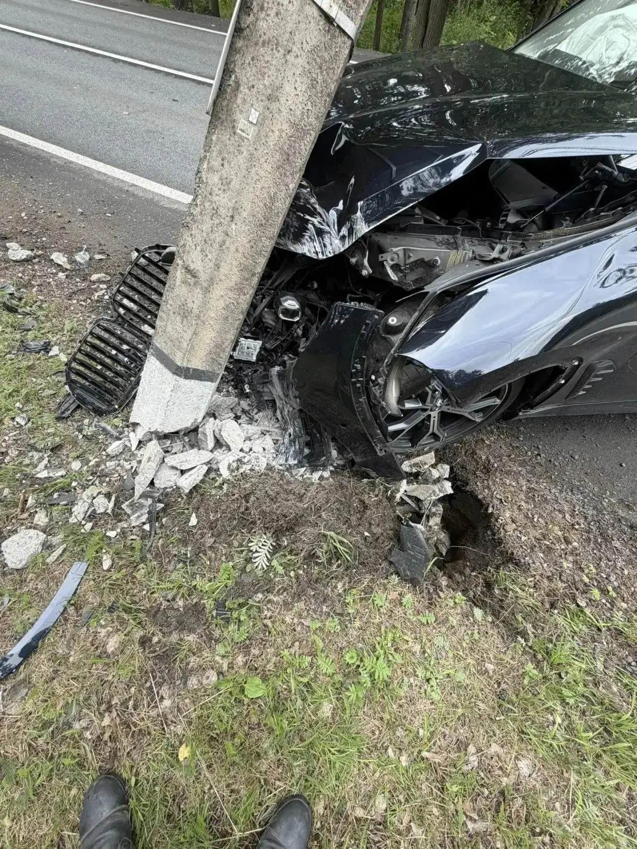 На Приморском шоссе водитель BMW на скорости снёс столб.