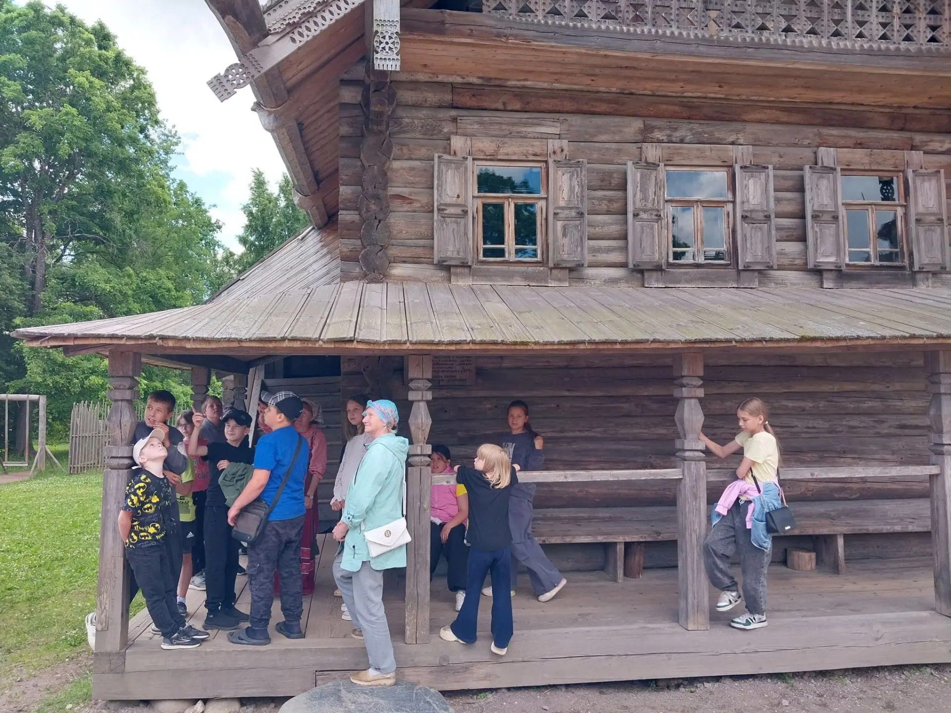 Сегодня наши дети совершили невероятное путешествие — побывали в музее народного деревя...
