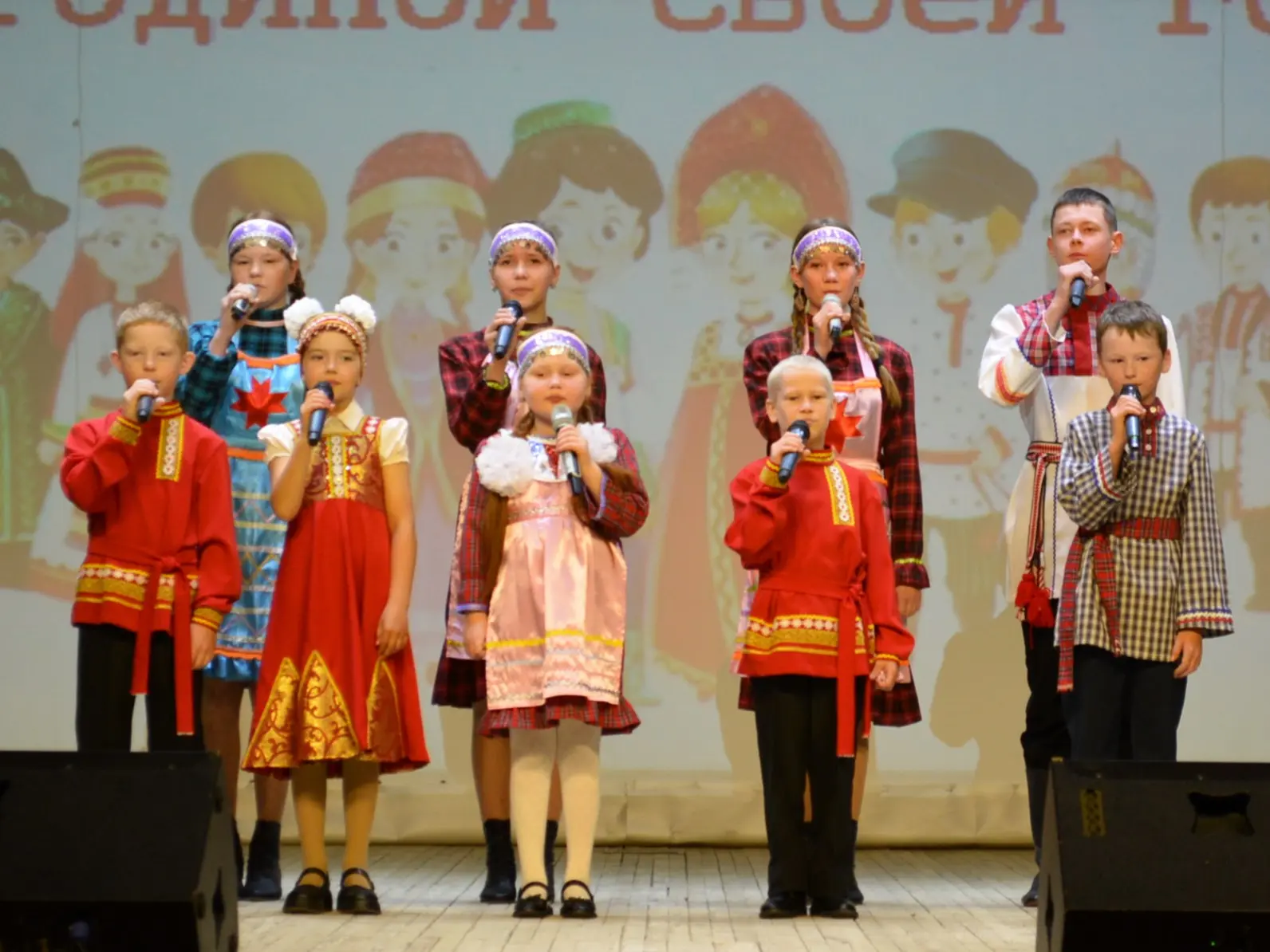 «Дружат дети всей земли»: в Кильмези прошёл праздничный смотр-концерт ко Дню защиты детей