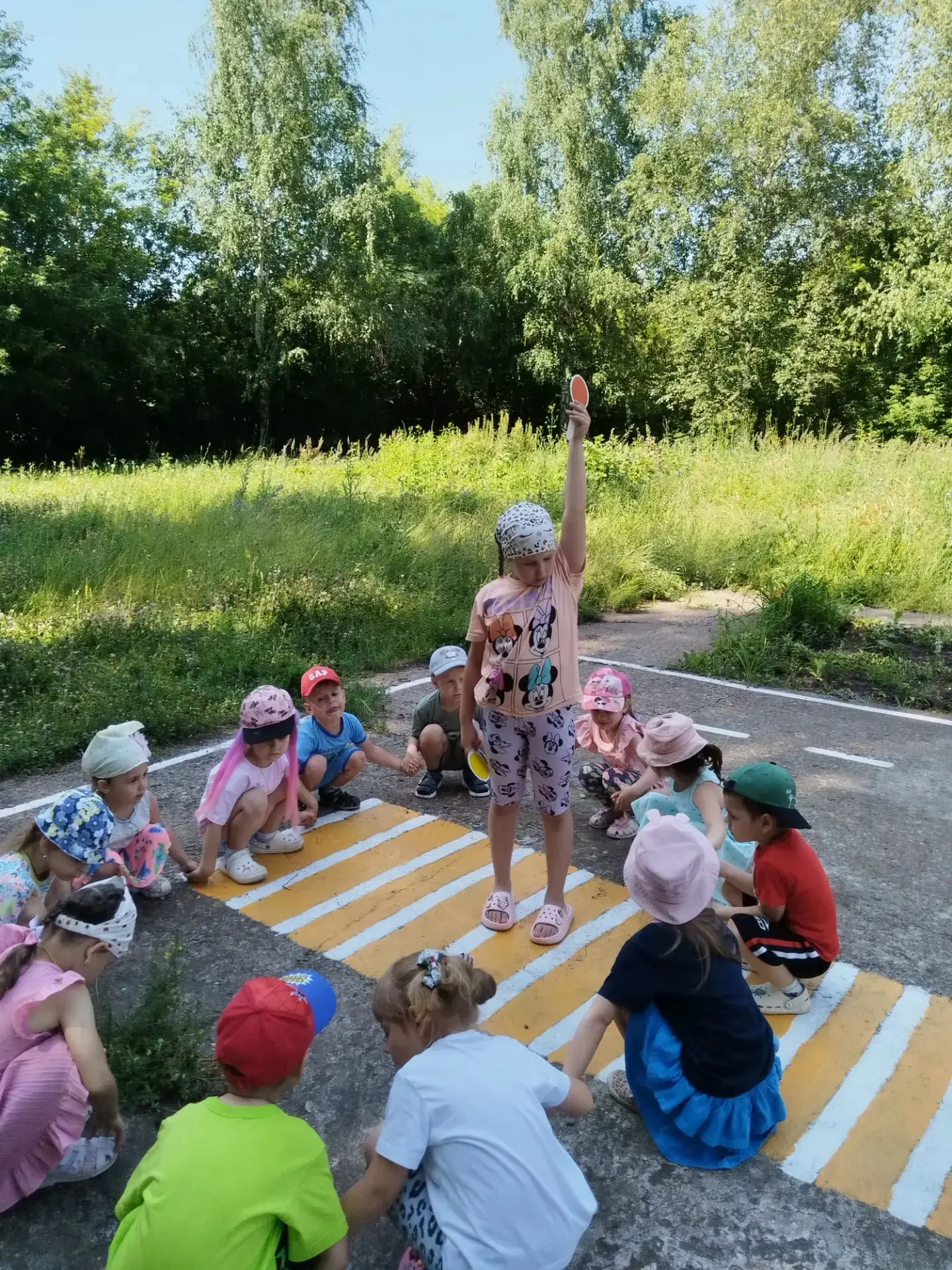 Подвижная игра с детьми от 3 до 5 лет "  Светофор ". 
Цель: закреплять знания цветовой гаммы светофо