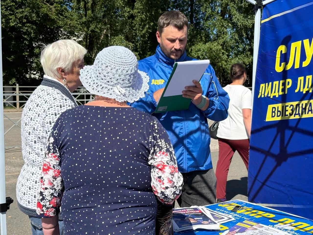«Выездная приемная Слуцкого» в Палкино: берем проблемы ЖКХ на контроль

Мобильная приемная ЛДПР прод