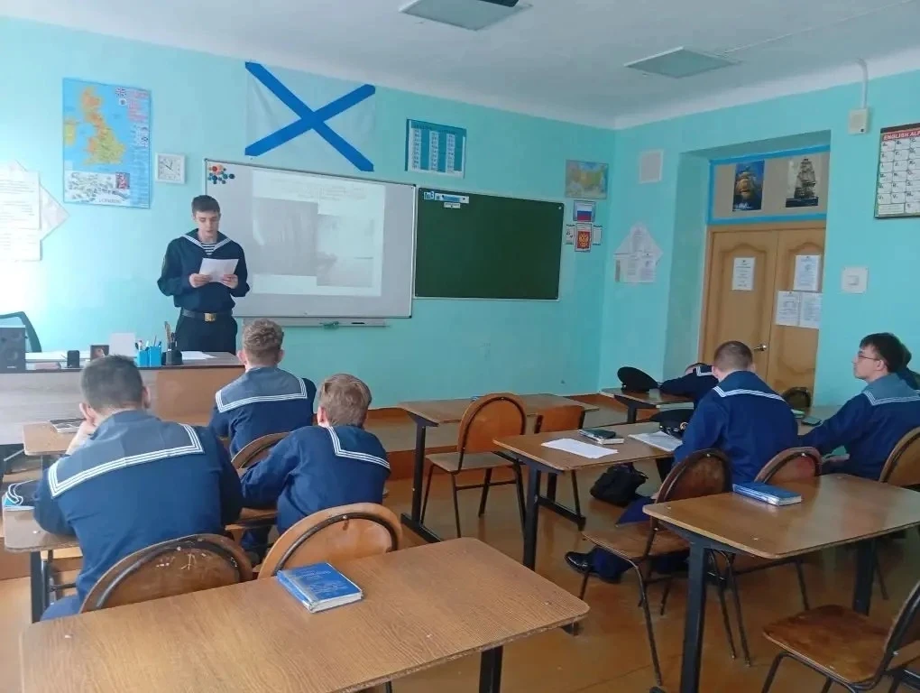 Курсанты - гидротехники гр. 504.11.9 и 504.12.9 под руководством преподавателя иностранного языка Бо