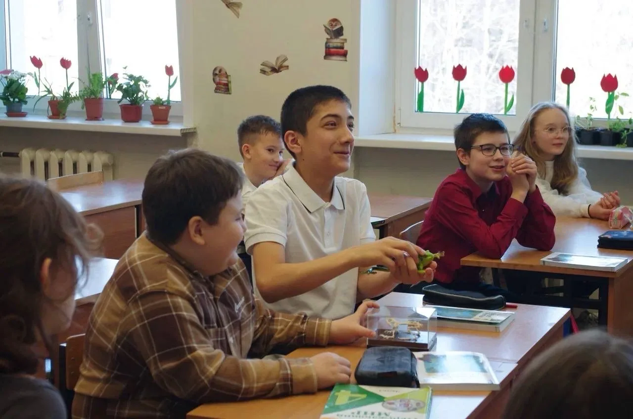 Если знаешь — научи!💡  Школьное правило «Если знаешь — научи» становится частью жизни, когда старшие