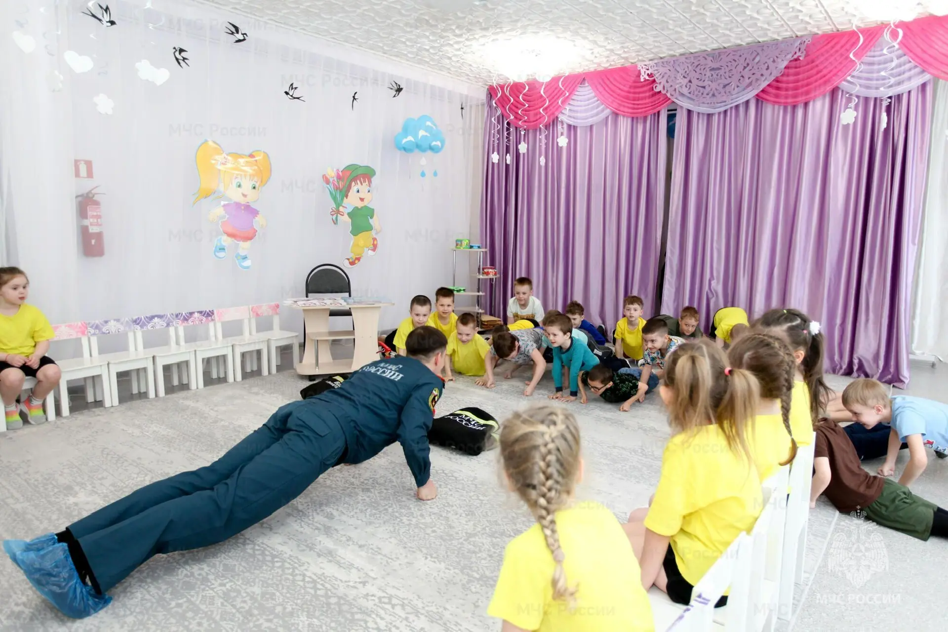 🏃‍♂️ Зарядка с настоящими спасателями!  Малыши в настоящей экипировке пожарных старательно повторяли