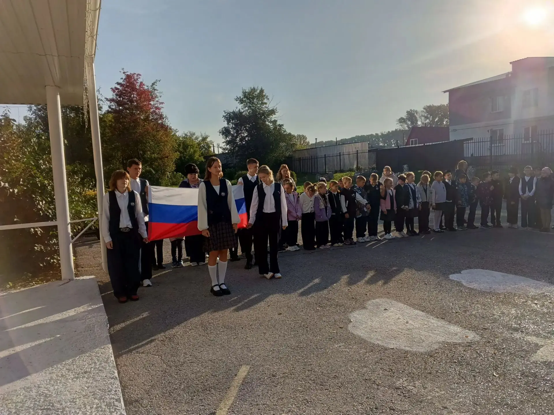 🇷🇺 Утро понедельника в МБОУ Чусовитинской СОШ началось с торжественной линейки: подня...