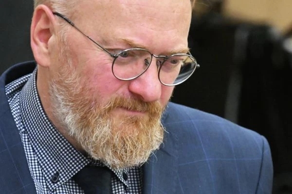 Виталий Милонов назвал «покаяние» условием для возвращения покинувших РФ иноагентов