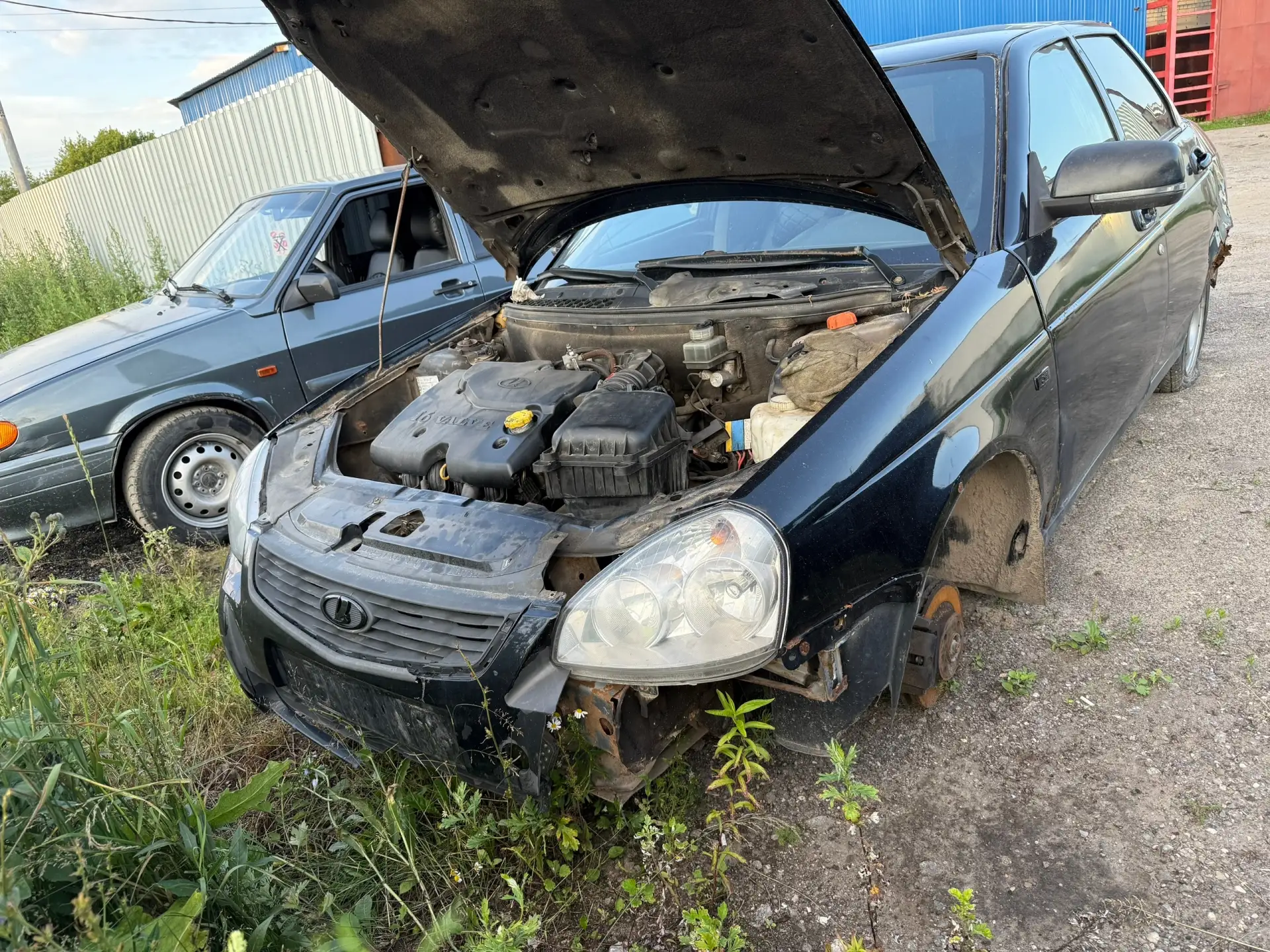 Продам приору по запчастям, есть все…..